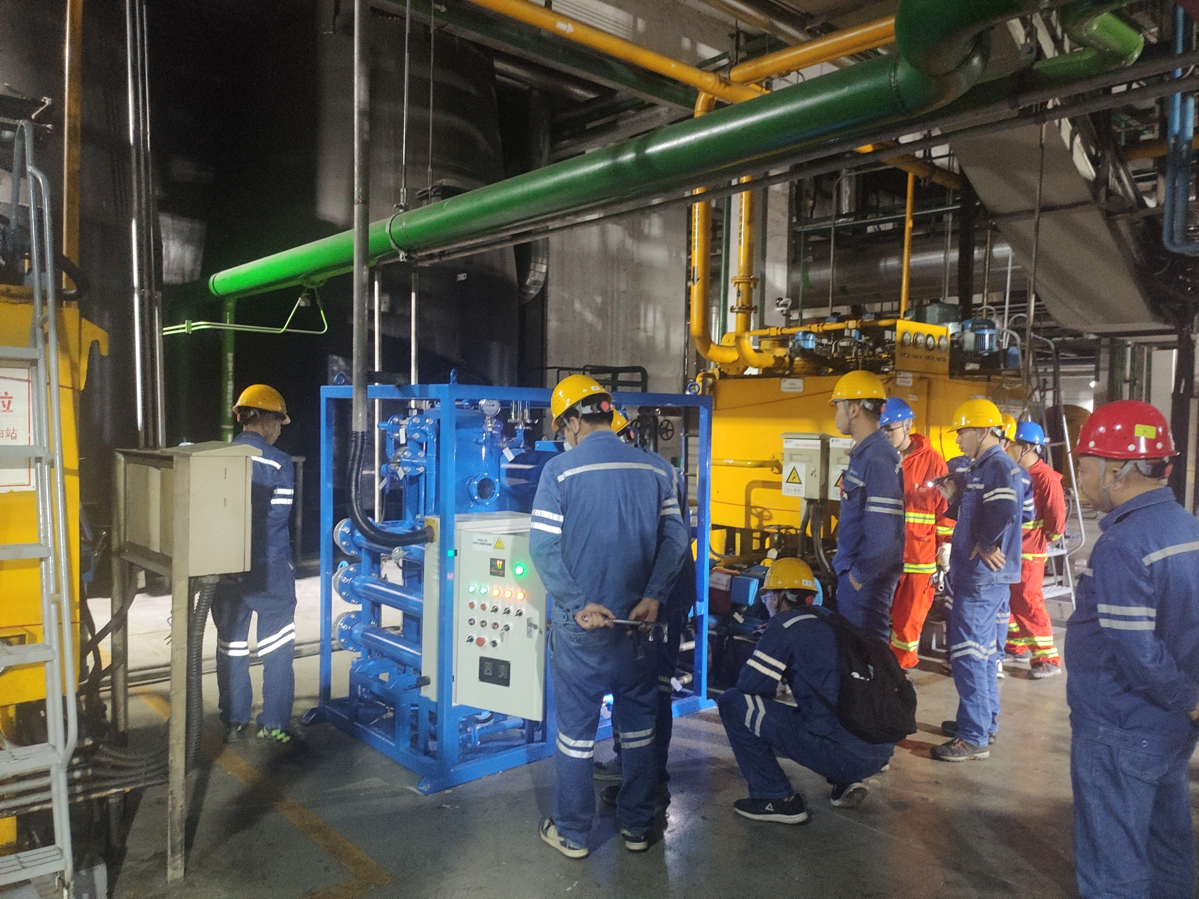 透平油真空聚結(jié)濾油機(jī)現(xiàn)場(chǎng)